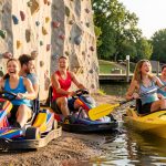 7 loisirs de sensations petit budget à tester près de chez vous Quatre jeunes adultes découvrent avec enthousiasme le karting, l’escalade et le kayak dans une ambiance dynamique et accessible.