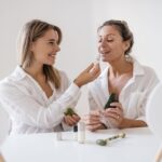 123 Phyto Cosmétique : comment évaluer ses conseils naturels Une cliente examine des produits de phyto cosmétique naturelle avec une conseillère.